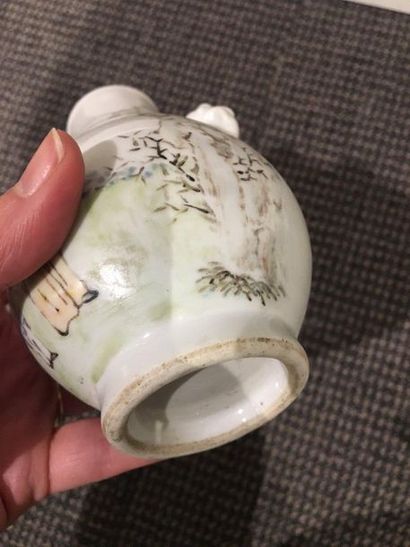 CHINE Petit vase en porcelaine, les anses figurant des têtes de chimères décorées...