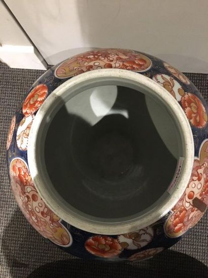 BAYEUX, dans le style du JAPON Paire de potiches couvertes en porcelaine de forme...