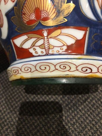 BAYEUX, dans le style du JAPON Paire de potiches couvertes en porcelaine de forme...