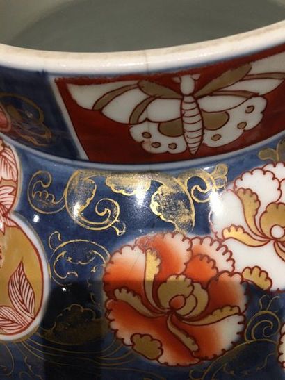 BAYEUX, dans le style du JAPON Pair of covered porcelain vases in baluster form,...