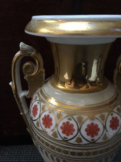 PARIS Vase de forme balustre en porcelaine sur piédouche doré reposant sur un contre-socle...