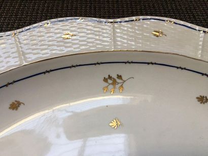 HERENDT Plat ovale en porcelaine à bordure osier décoré à l'or de feuillages, cerné...