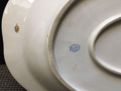 HERENDT Plat ovale en porcelaine à bordure osier décoré à l'or de feuillages, cerné...