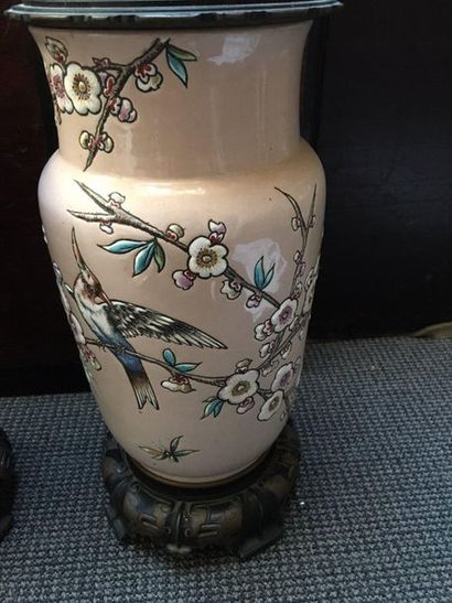 France Paire de vases cylindriques à col rétrécis en céramique à fond rose, décorés...