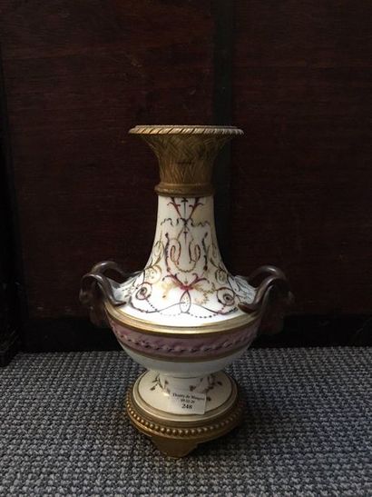 Probablement NIDERVILLER ou PARIS Vase de forme balustre en porcelaine à deux anses...
