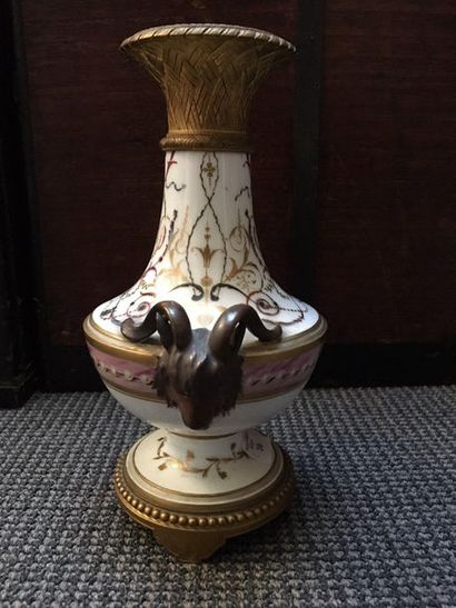 Probablement NIDERVILLER ou PARIS Vase de forme balustre en porcelaine à deux anses...