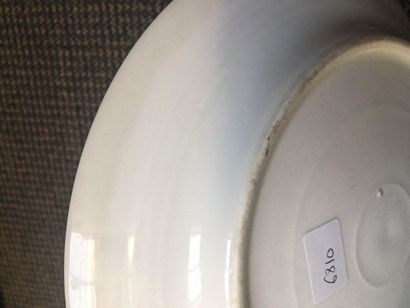 Manufacture VIEILLARD à Bordeaux 
Très rare assiette en porcelaine à décor dit «à...