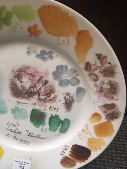 Manufacture VIEILLARD à Bordeaux 
Très rare assiette en porcelaine à décor dit «à...