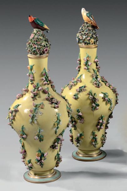 Style de MEISSEN Paire de grands vases couverts de forme balustre en porcelaine à...