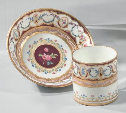 SÈVRES Tasse litron et sa sous-tasse en porcelaine tendre, décorée de roses sur fond...