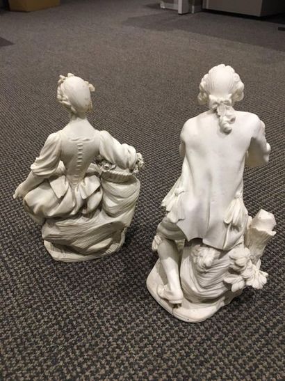 VINCENNES - SEVRES Paire de statuettes en biscuit, probablement modelées par Jean-Baptiste...
