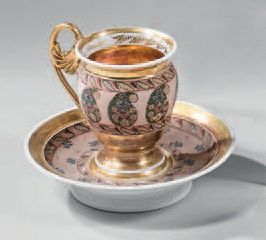 PARIS Tasse et sa sous-tasse en porcelaine de forme jasmin décorée en polychromie...