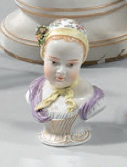 Capodimonte (Naples) 
Buste de petite fille portant un bonnet en porcelaine traitée...