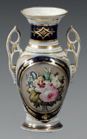 BAYEUX Vase de forme balustre en porcelaine décoré en polychromie de fleurs dans...