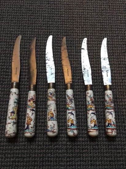 SAINT-CLOUD Six couteaux à manche en porcelaine tendre décorés en polychromie de...