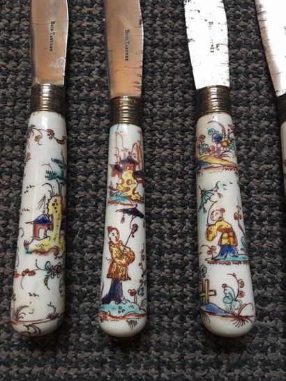 SAINT-CLOUD Six couteaux à manche en porcelaine tendre décorés en polychromie de...