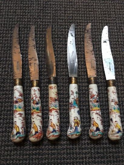 SAINT-CLOUD Six couteaux à manche, modèle à crosse, en porcelaine tendre décorés...