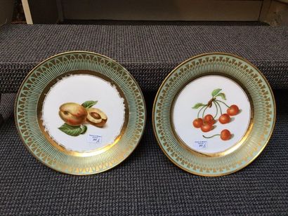 PARIS (Honoré) 
Deux assiettes en porcelaine, à décor polychrome au centre de fruits,...