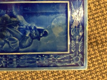 RUBELLES Rare plaquette rectangulaire en faïence à fond bleu décorée d'une scène...