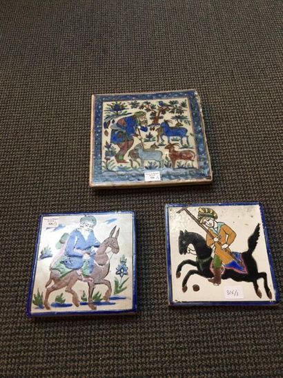 IRAN Trois carreaux en céramique à décors polychromes divers dont deux cavaliers...