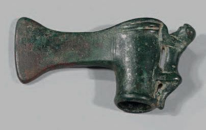 null Collar axe decorated with a stylized feline.
Bronze with a smooth green patina.
Iran,...