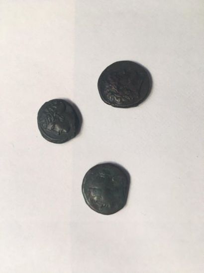 Lot de trois monnaies divisionnaires en bronze...