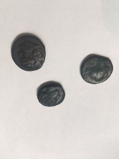 null Lot de trois monnaies divisionnaires en bronze (hemioboles) des villes de Thurium,...
