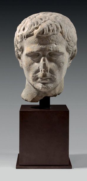 null Tête d'Auguste.
Grey marble (cracks and restorations). 
 Roman art, 27-17 BC
H:...