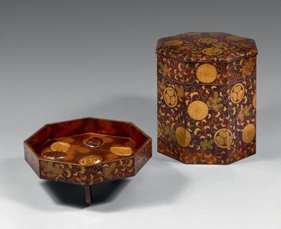 JAPON Large octagonal game box, made up of three lacquered wooden elements with brown...