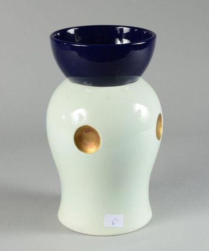 OLIVIER GAGNERE Vase en céramique, émaillé gris bleuté et doré.

Hauteur : 26 cm...