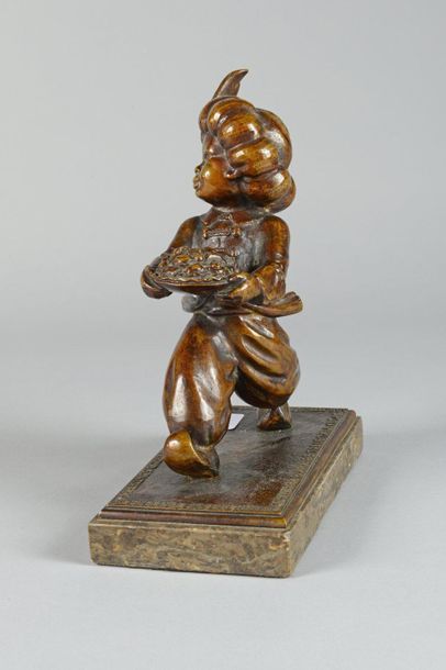 null Jeune garçon au turban, petit bronze patiné

Hauteur avec socle : 21 cm 