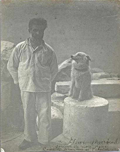 Constantin BRANCUSI (1876-1957) 
Autoportrait dans son atelier avec son chien Polaire,...