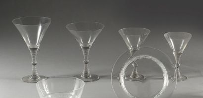 Marc LALIQUE (1900-1977) 
Service de verre «Toscane» en verre blanc transparent se...