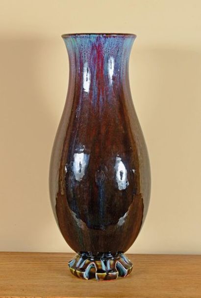 Frédéric KIEFFER (1894-1977) 
Vase en grès porcelainique à base évasée, émaillé rouge...