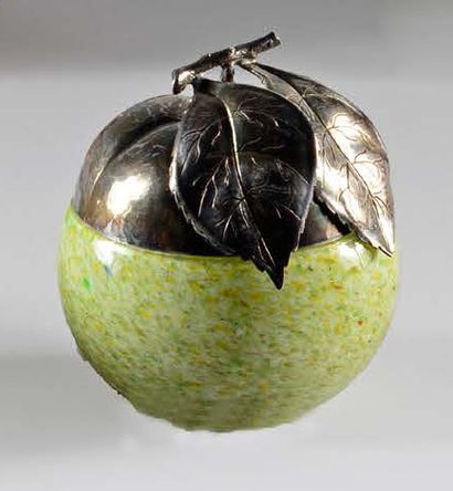 Gianmaria BUCELLATI Sucrier en forme de fruit en verre marmoréen, couvercle en argent...