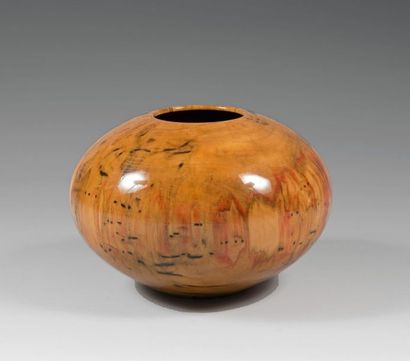 Matt MOULTHROP (né en 1977) 
Vase en érable de frêne. Signé.
H; 17,5 cm