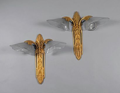 TRAVAIL FRANÇAIS 1920 
Paire d'appliques en bronze doré à deux bras de lumière.
Décor...