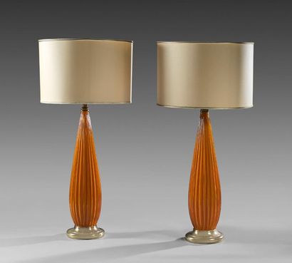 MURANO (attribué à) 
Pair of elongated piriform lamps in orange glass with grooved...