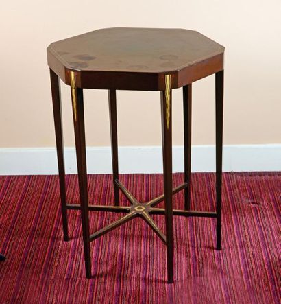 LA MAITRISE (attribué à) 
Pedestal table with hexagonal wooden tray, fully lacquered...