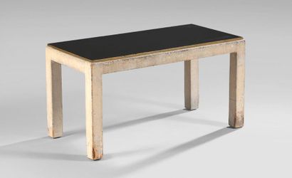 JACQUES ADNET (1900-1984) 
Table basse rectangulaire entièrement recouverte de parchemin...