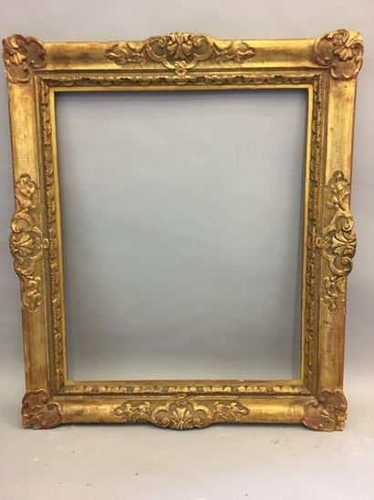null *Cadre en bois sculpté et doré.

Style du XVIIIe siècle.

63 x 52 x 10 cm 

(vendu...