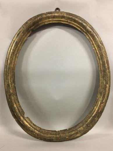 null Cadre ovale en bois mouluré et doré à la mecca.

Italie, XVIIe/XVIIIe siècle.

60...