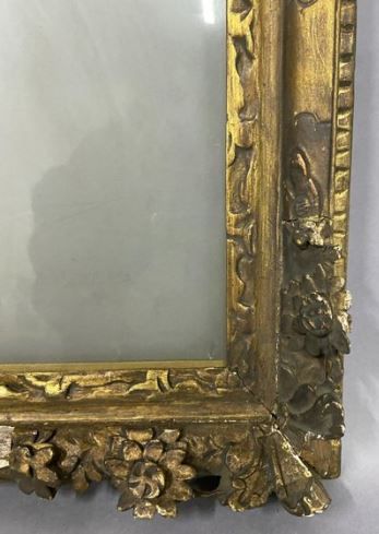 null Cadre en chêne sculpté et doré à décor de coins à fleurs

Epoque Louis XIV

31...