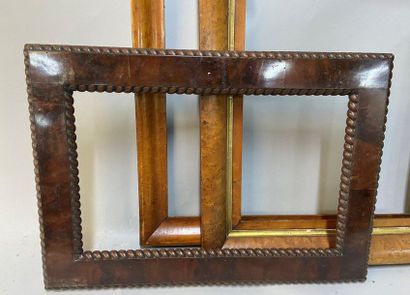 null Three wood and veneer frames, 19th century

48 x 61 x 5.5 cm

47 x 39.5 x 8...