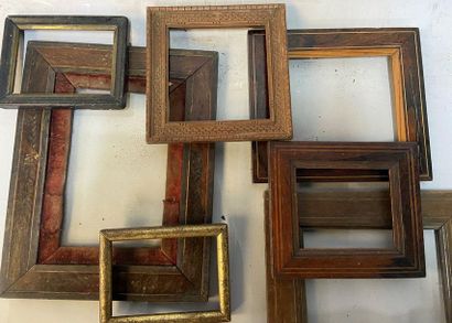 null A set of 7 miniature frames in pitchpin and various decors, 19th C.

Various...
