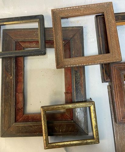 null A set of 7 miniature frames in pitchpin and various decors, 19th C.

Various...