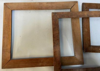 null Set of three flat profile wood and veneer chopsticks

36 x 28 x 4.5 cm

28 x...