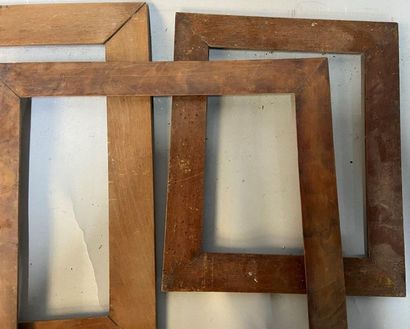 null Lot de trois baguettes à profil plat en bois et placage

36 x 28 x 4,5 cm

28...