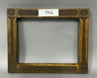 null Sculpted oak frame with pilaster decoration in entablature

Circa 1900

25 x...