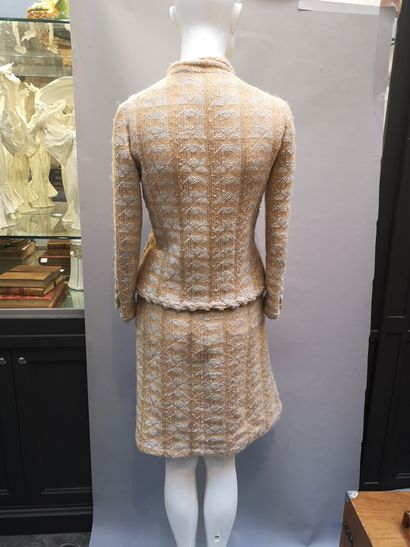 null CHANEL, circa 1960

Tailleur jupe en tweed de laine abricot rosé et écru composé...